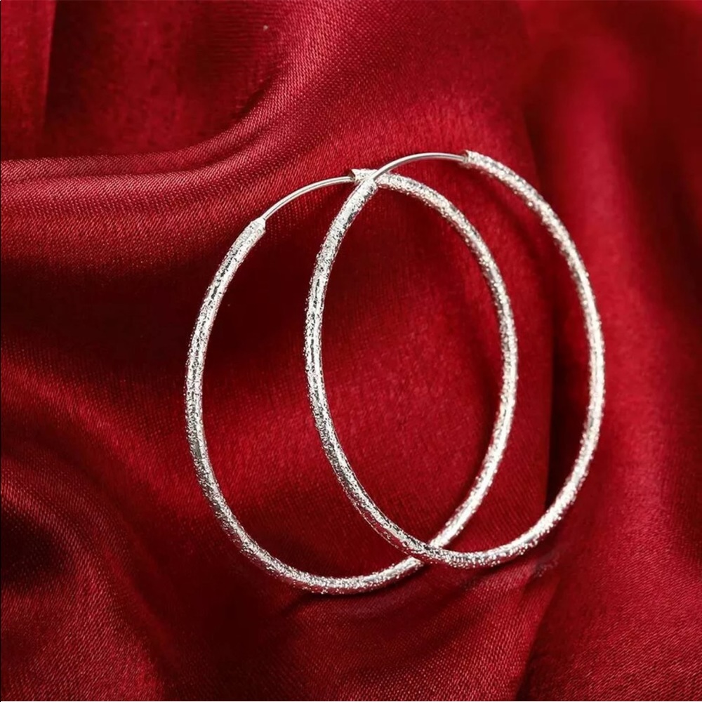 💖 Silver Endless Diamond Cut Frosted Hoop Earrings NEW - Picture 2 of 5